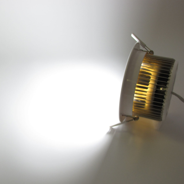 Светодиодный светильник точечный R управляемый (12W, RGBW)